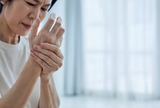 날도 더운데 저리고 아픈 손발…혹시 척추질환 때문?