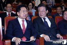 국민의힘 41.6%·민주당 43.3%…오차범위 내 접전