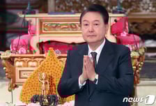 尹대통령 3.2%p 오른 44.7%…G7 참석·누리호 발사 성공 영향