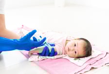 만 1살까지 예방접종 27번… 6가 백신으로 2번 줄이면 120억↓