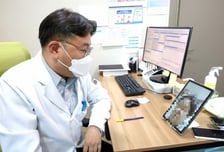 의사와 영상 통화하며 '아픈 곳' 보여줘…'비대면 진료' 직접 보니