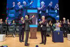 윤대원 한림대의료원 이사장, 스웨덴서 날아온 금메달 번쩍 들었다