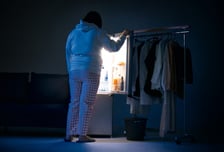 야식 즐겨먹던 1020…"목 뒷덜미 찌릿찌릿" 이 질환 늘었다