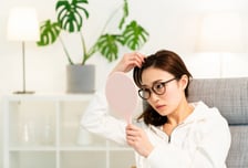 엄마아빠 까만데 난 벌써 '흰머리' 왜?…유전 아닐 수 있다