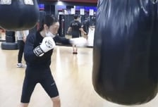 프로복서가 '부캐'인 女의사 "울면서 운동…미숙아들도 포기 안해"