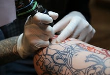 "불법이잖아!" 협박에 끙끙…문신 1600만 시대, 시술자는 여전히 '범법자'