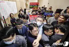 '의대 증원' 합의했다가 심판대 오른 의협 집행부…13만 의사들 '균열'