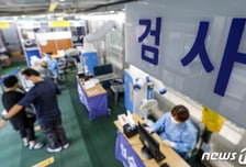 확진 5만 육박하는데 위험도 '낮음'…"국민 설득하라" 전문가 조언