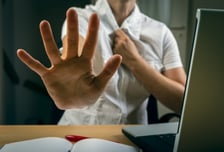 성희롱·폭언 멈출까…요양보호사, '녹음기' 들고 환자 집에