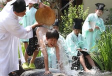 "엎드리면 촤악~" 상반신 등목, '이 질환' 있을 땐 위험해요