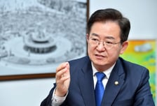 "더럽고 좁은 철장에 갇힌 60마리...우리 집 강아지가 떠올라"