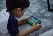 스마트폰 달고 사는 아이, 뚱뚱하고 '까칠'…이유 있었다