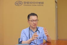 "하루 확진 6만, 그래도 방역 풀어야"…감염병 전문가의 소신 발언