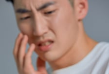 찬물 마시면 '깜짝깜짝' 시린 이 그냥 뒀는데…어, 갑자기 왜 이러지?