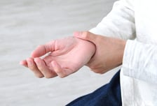 30대인데 숟가락 잡은 손이 '덜덜덜'…원인은 질병 아닌 '이것'