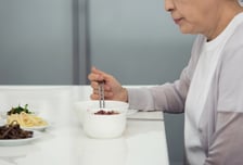 밥 삼키기 힘들다?…폐렴 유발해 사망 부르는 무서운 '이 병'