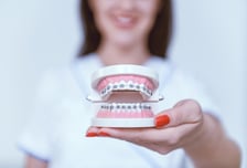 부쩍 많아진 중년 치아교정…"'이것' 먼저 안하면 효과 없어"