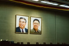 북한 '金 부자'의 무법 질주 권력, 멈춰 세운 건 참치와 담배?