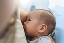 얼굴 빨개지고 땀 뻘뻘…모유 오래 먹인 여성은 '폐경' 늦었다