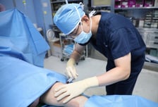 '중기 관절염' 골수 흡인 농축물 관절강내 주사 치료 효과 커