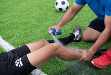 축구하다 무릎서 '퍽'…부었지만 참을 만한데, 병원 가야 할까?