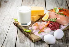 달걀노른자 넣은 연어샐러드에 우유 한 잔… 폐경 후에도 뼈 밀도 '촘촘'