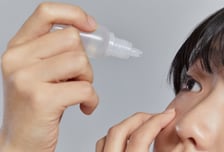 "눈 뻑뻑해" 시도 때도 없이 넣은 인공눈물…오히려 눈 건강 망친다