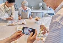 스마트폰의 반전…노인들이 쓰면 우울증 없고 '뇌' 건강해