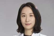 거울 보고 '이렇게'…초기 증상 없는 유방암, 조기에 발견하려면