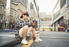 "폰 볼 때 건드리지 마"…스마트폰 중독률, 여학생이 더 높았다