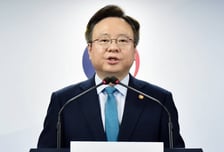 [문답]"지역의사제 도입 여부 검토… 국립대 중심 의대 정원 확대"