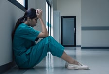 "월급 300만원 주면서 천만원짜리 일"…사표 던지는 간호사들