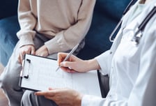 韓 '1분 총알 진료' OECD 통계서도 확인…의사 수 바닥, 대면 건수 1위