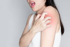 "빈대 물린 줄" 갑자기 가려워서 '벅벅'…이 질환 때문이었다