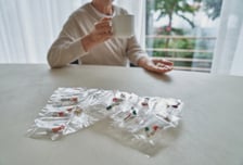 건강 챙기려 먹는 약이 '독' 됐다 …66세 노인 절반 이상 '부작용' 우려