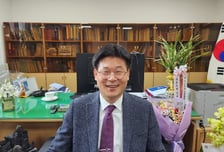 의학박사 학위도 있는 한의과대 학장의 꿈…"한방·양방 '통합 의학'"