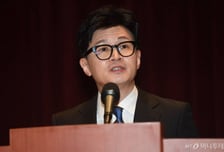 尹대통령 지지율 하락세 4주 만에 멈춰…한동훈 비대위원장 효과?