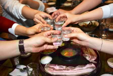 "휴대폰 그만 보고 나와"…변기 한참 앉아있다간 '이 병' 걸린다