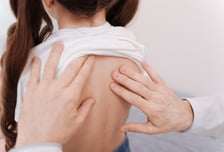 "무거운 가방 멘 것도 아닌데"…'비뚤어진' 아이 척추, 이것 때문?