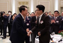 尹대통령 지지율 5개월 만에 40%대 회복…한동훈 덕분?