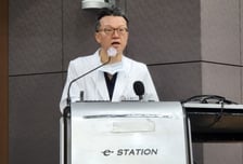 이재명 수술 집도의 "속목정맥 60% 훼손…브리핑 상의할 정도로 회복"