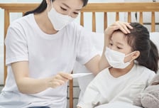 "아이가 38도 열 펄펄" 당황한 부모…집에서 '이런 실수' 했다간 악화