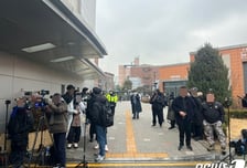 서울대병원 몰려간 유튜버들 '밤샘방송'…"통제해도 뚫고 들어와"