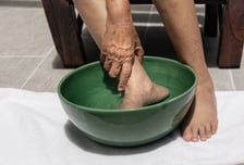 "감염되면 발 절단"…끔찍한 합병증 당뇨병, 겨울철 족욕 괜찮을까