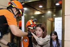 강추위에 '덜커덩' 멈춘 승강기…억지로 문 열지 말고 '이것'만 하세요