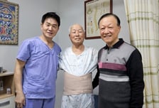 "허리 통증, 다리 저림에 고통" 병원 전전하던 95세 일으킨 '이 수술'