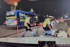 "200만원 공탁" 감형…경찰 매달고 달린 오토바이 '징역 1년6개월' [영상]