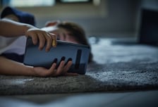 누워서 폰 보는 어른도 위험…머리 한쪽 '갸우뚱', 우리 아이가 이 병?