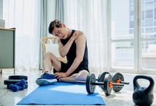 운동 후 '콜라색 소변' 봤다면?…근육 녹는 '이 병'