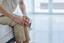 약 써도 아픈데 수술하긴 일러…'치료 공백' 중기 관절염 新 해결사